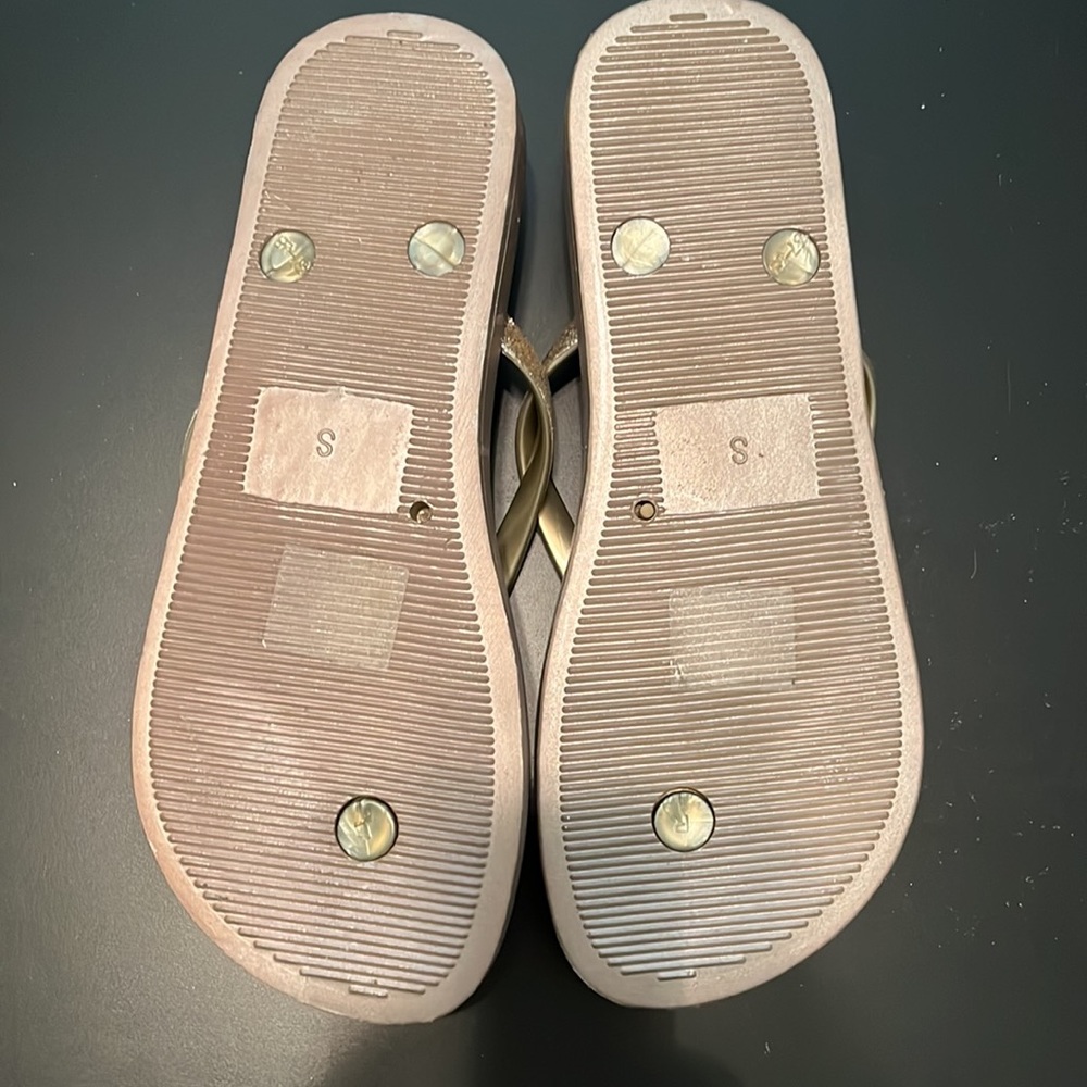 SO flip flops - Picture 2 of 5